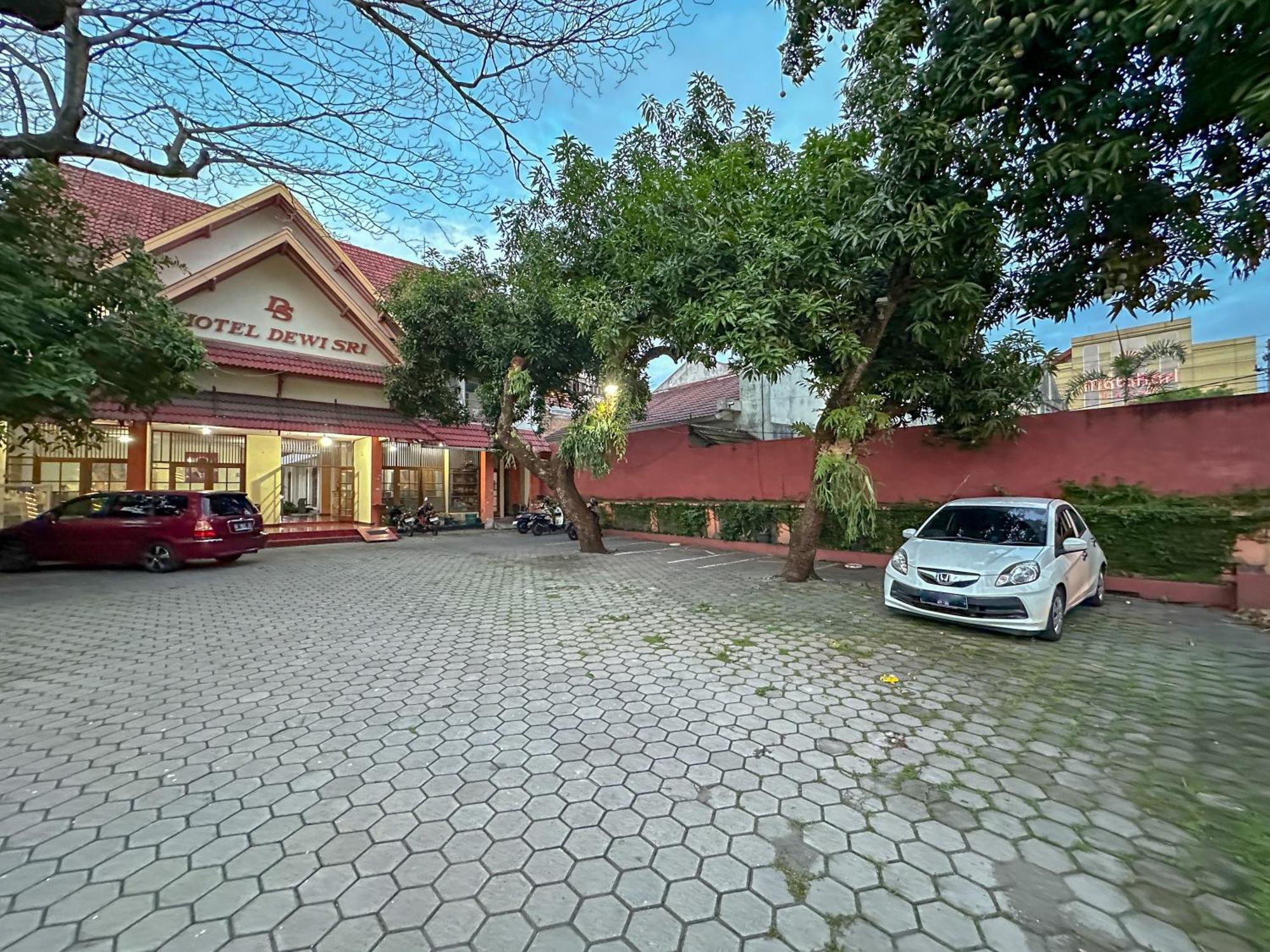 Hotel Dewi Sri Redpartner Yogyakarta Dış mekan fotoğraf