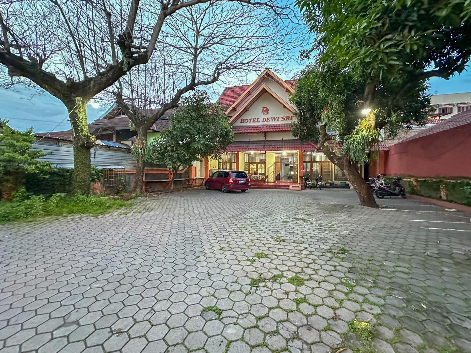 Hotel Dewi Sri Redpartner Yogyakarta Dış mekan fotoğraf